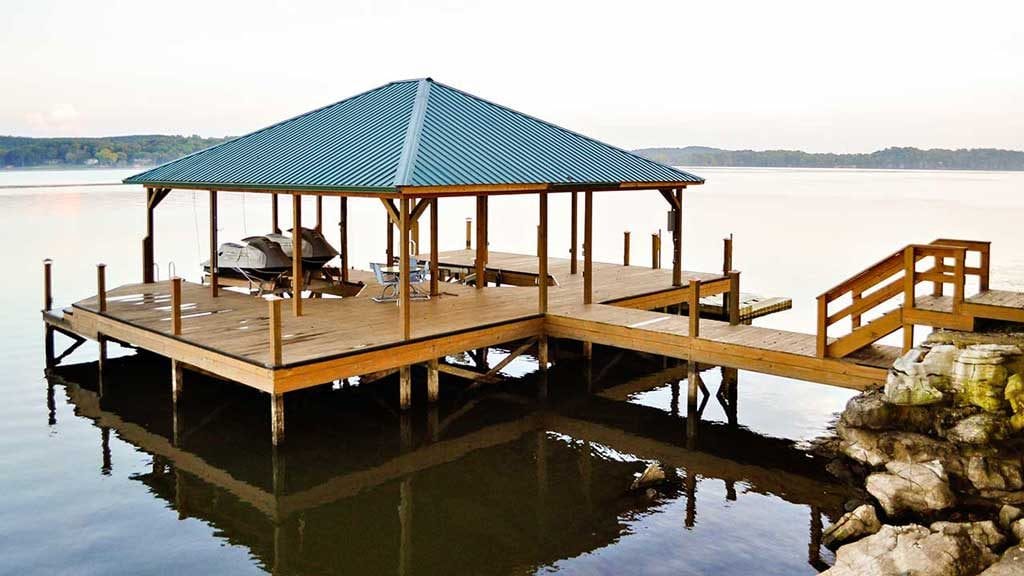 Fixed dock with lift for jet skis